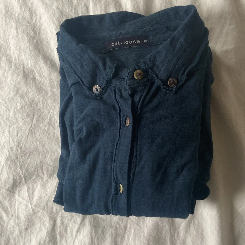 Like new-Cut Loose Relaxed Button Down in blue, S - Picture 11 of 11